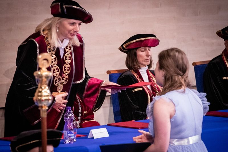 Erika Pastoráková počas promócií na Národohospodárskej fakulte