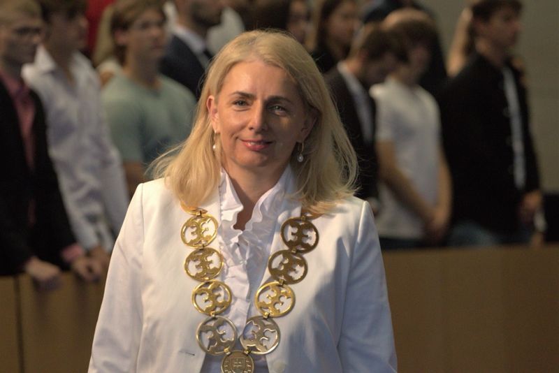 Erika Pastoráková s dekanskou reťazou medzi študentmi